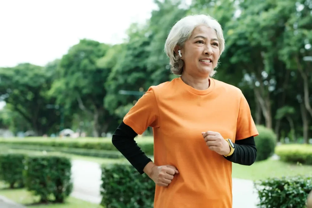 健康長輩在戶外公園快走運動，透過規律有氧運動預防肌少症並提升行動力